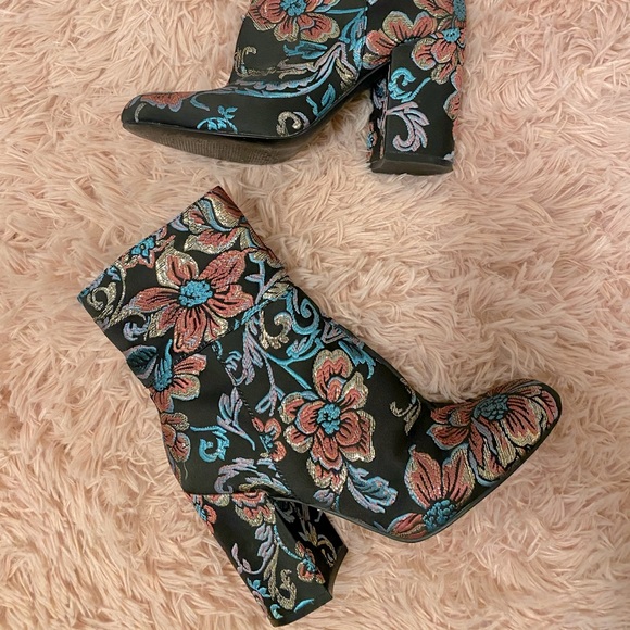 Embroidered boots - Picture 1 of 5
